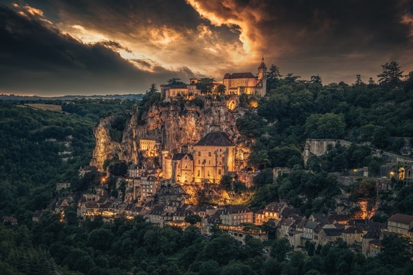 Làng Rocamadour, Pháp hiện ra rực rỡ nhưng tòa lâu đài cổ nơi mà con rồng lửa ngự trị.